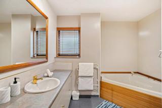 Queenstown Hill Comfort 4BR Views Fireplace - 4