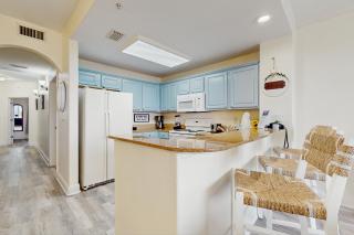 Wonderful lakefront condo near Disney with view, kitchen, gym, pool & hot tub - 5