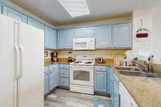 Wonderful lakefront condo near Disney with view, kitchen, gym, pool & hot tub - 4