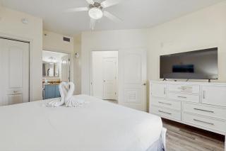 Wonderful lakefront condo near Disney with view, kitchen, gym, pool & hot tub - 3