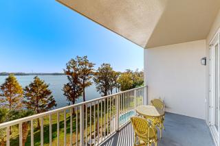 Spacious lakefront condo with views, AC, gym, pool & hot tub near attractions - 8