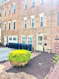 Downtown house w On-site Parking Walk to Capital, Museums B - 2