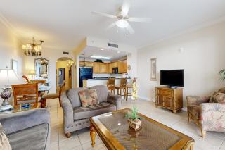 Welcoming lakefront condo with gorgeous lake view, kitchen, AC, pool & hot tub - 6