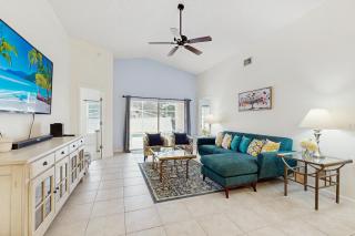 Single-level home with private pool, close to shopping & attractions - 9