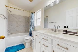 Single-level home with private pool, close to shopping & attractions - 6