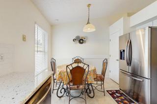 Single-level home with private pool, close to shopping & attractions - 3