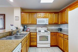 Relaxing lakefront condo near attractions with AC, hot tub, pool & lake view - 4