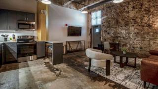 Landing Beautiful 1BD in Uptown - 9