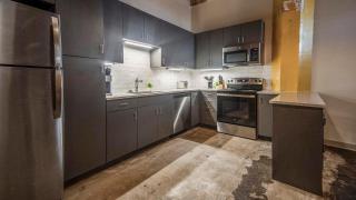 Landing Beautiful 1BD in Uptown - 8
