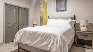 Landing Beautiful 1BD in Uptown - 7