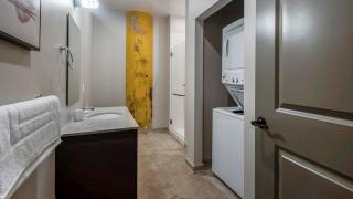 Landing Beautiful 1BD in Uptown - 6