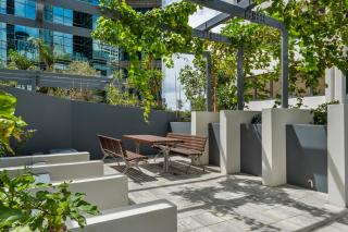 Story Bridge Views - Sleep 8 - CBD - Baby Stay - Resort Parking Gym - 1