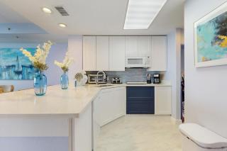 Lakefront retreat close to attractions with lake view, AC, WiFi, pool, hot tub & gym - 3