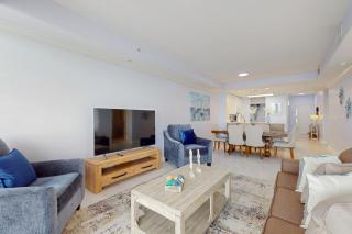 Lakefront retreat close to attractions with lake view, AC, WiFi, pool, hot tub & gym - 8