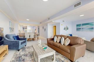 Lakefront retreat close to attractions with lake view, AC, WiFi, pool, hot tub & gym - 7
