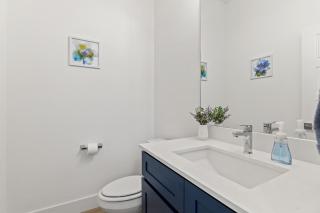 Beautiful and Spacious 7 MINS from Airport - 7