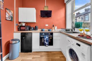 Modern Home Sleeps 3 J10 M65 Nelson Burnley - 7