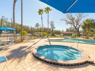 Resort-Style 1 Bedroom with Pools and Hot Tub - 3