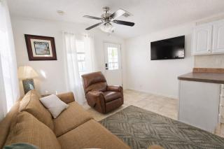 Resort-Style 1 Bedroom with Pools and Hot Tub - 1