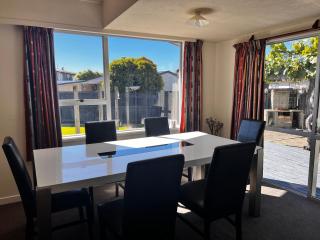 'Stay in the Loop' Spacious Family Retreat in Te Anau - 5