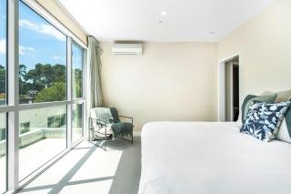 Stylish Top-Floor Apartment in Merivale - 6