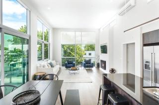 Stylish Top-Floor Apartment in Merivale - 5