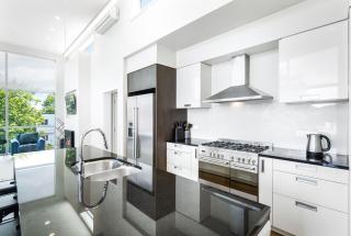 Stylish Top-Floor Apartment in Merivale - 4