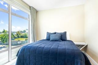Stylish Top-Floor Apartment in Merivale - 1