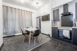 LAW 5 - is 2 Rooms, 4 Beds, Private Parking, Fully Equipped - 4