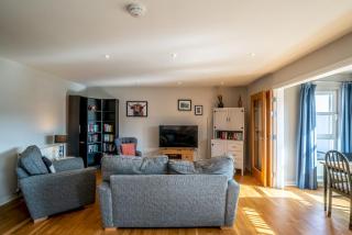 Bright Top Floor Haven Modern 2BR in Edinburgh - Pass the Keys - 1