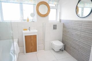 3 Bedroom Stunning Apartment, Sleeps 8, Central Sandbanks Peninsular, Huge Private Garden And Balcony 2 Private Parking Spaces, Perfect For Families And Contractors - 2