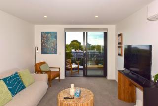 Fresh 1 Bedroom Apartment Close to Te Kaha Stadium - 5