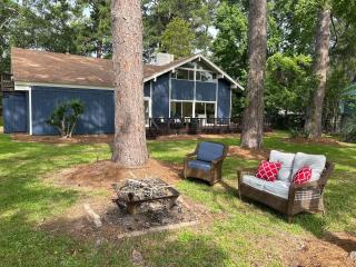 Waterfront Rez Retreat - Spacious Group Getaway - 0