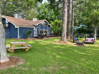 Waterfront Rez Retreat - Spacious Group Getaway - 4