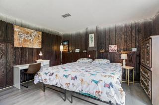 Entire half side of a duplex with 4 bedrooms and 2 bathrooms 5 minutes to stadiums - 0