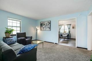Entire half side of a duplex with 4 bedrooms and 2 bathrooms 5 minutes to stadiums - 7
