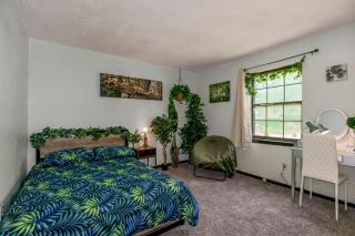 Entire half side of a duplex with 4 bedrooms and 2 bathrooms 5 minutes to stadiums - 6