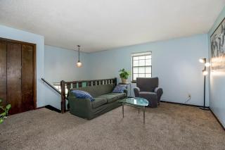 Entire half side of a duplex with 4 bedrooms and 2 bathrooms 5 minutes to stadiums - 2