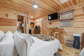 Silver Pine Haven- South Dakota Log House Stay - 4