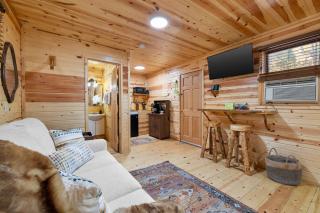 Silver Pine Haven- South Dakota Log House Stay - 5