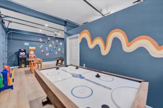Pocono Oasis - Private Cinema, Sauna and Hot Tub - 3