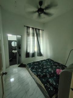 Miqayla Homestay - 4