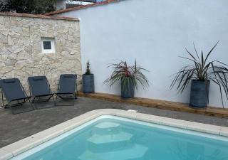 Chambre individuelle avec coin repas et entrée privative dans Villa avec Piscine WC & SDB communs - 8