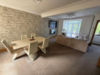 3 bedroom house in Blackwood with jacuzzi bath - 6