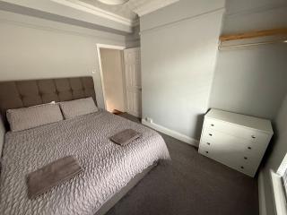 3 bedroom house in Blackwood with jacuzzi bath - 2