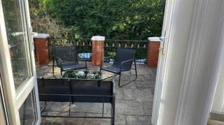 3 bedroom house in Blackwood with jacuzzi bath - 1