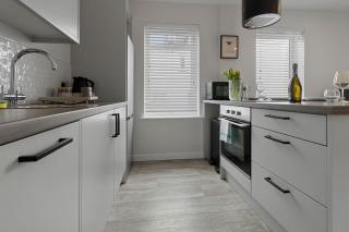 City Hub - 2 Bed Apartment - Short Stays UK Ltd - 5