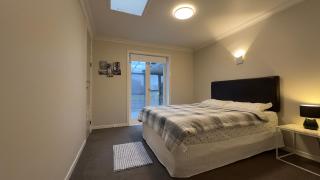 Comfy Private Room on the Cameron- Superb Location - 9