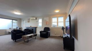 Comfy Private Room on the Cameron- Superb Location - 2