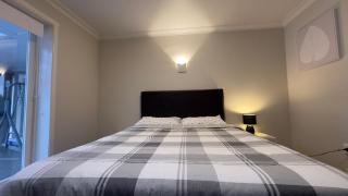 Comfy Private Room on the Cameron- Superb Location - 2